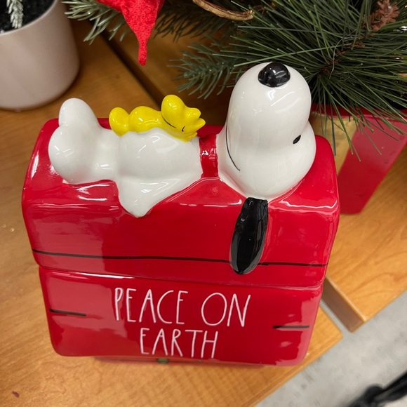 Christmas Snoopy & Woodstock Peanuts Red Doghouse Rae Dunn Cookie Jar NWT - Picture 3 of 10